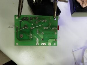 Πίσω όψη πλακέτας πριν ολοκληρωθούν οι απαιτούμενες κολλήσεις