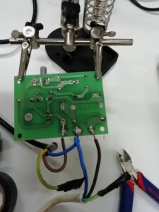 Κολλήσεις καλωδίων τροφοδοσίας(230v) και φορτιού (πρίζα σύνδεσης δραπάνου)