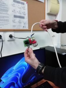 Σύνδεση κυκλώματος στο ρεύμα , με τη χρήση απαραίτητων μέτρων προστασίας ( χρήση αλλού σπουδαστή ).